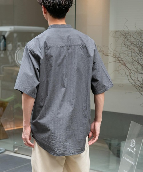 FORK&SPOON(フォークアンドスプーン)の「FORK&SPOON シアサッカーストライプバンドカラーシャツ(シャツ/ブラウス・メンズ・ブルー系その他/グレー系その他・4/5)」の8枚目の写真