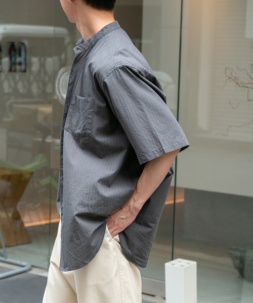 FORK&SPOON(フォークアンドスプーン)の「FORK&SPOON シアサッカーストライプバンドカラーシャツ(シャツ/ブラウス・メンズ・ブルー系その他/グレー系その他・4/5)」の7枚目の写真