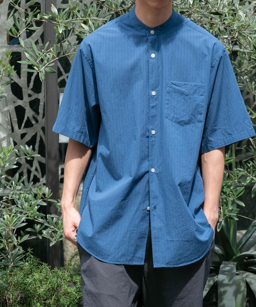 FORK&SPOON(フォークアンドスプーン)の「FORK&SPOON シアサッカーストライプバンドカラーシャツ(シャツ/ブラウス・メンズ・ブルー系その他/グレー系その他・4/5)」の3枚目の写真