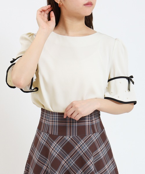 ASTORIA ODIER(アストリアオディール)の「リボンパール装飾配色ブラウス(シャツ/ブラウス・レディース・ホワイト/グレイッシュブルー/ピンクベージュ/スモークピンク/ブラウン/アイボリー・MEDIUM)」の3枚目の写真