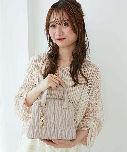 MAJESTIC LEGON（マジェスティックレゴン）の「チャームセットキルティングバッグ（ショルダーバッグ・レディース・キャメル/ピンク/ブラック/アイボリー/グレイッシュベージュ・FREE）」の5枚目の写真
