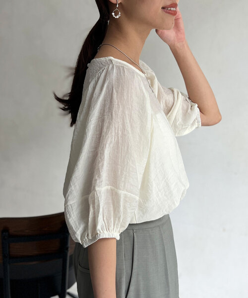 Chez toi（シェトワ）の「ランタンスリーブセミシアーブラウス（シャツ/ブラウス・レディース・モカ/ブラック/オフホワイト・FREE）」の2枚目の写真