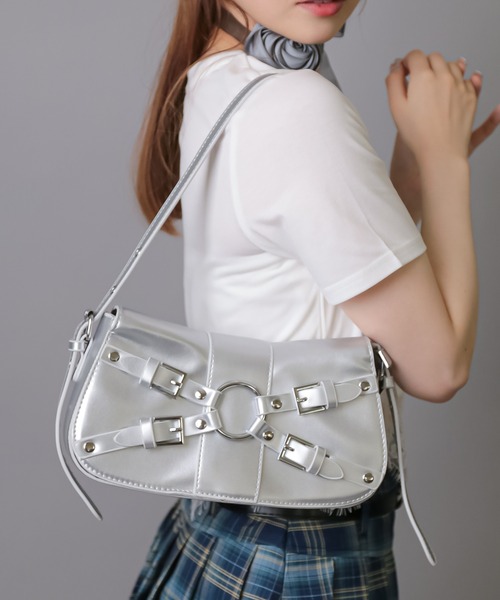 SPINNS（スピンズ）の「丸バックル 合皮ハンドバッグ（ハンドバッグ・レディース・ブラック/シルバー・ONESIZE）」の6枚目の写真