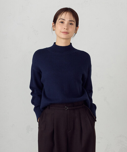 COMME CA ISM(コムサイズム)の「バックスリット ハイネックニット(ニット/セーター・レディース・ベージュ/ネイビー/モカ・MEDIUM/LARGE)」の3枚目の写真
