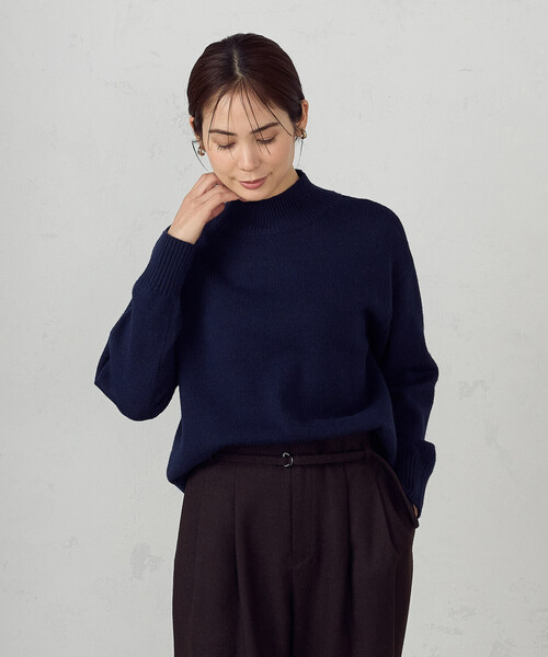 COMME CA ISM(コムサイズム)の「バックスリット ハイネックニット(ニット/セーター・レディース・ベージュ/ネイビー/モカ・MEDIUM/LARGE)」の6枚目の写真