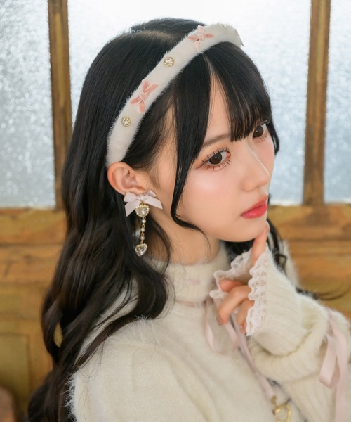 ROJITA(ロジータ)の「ゆらゆらパールリボンイヤリング(イヤリング・レディース・ピンク/ブラック・FREE)」の3枚目の写真