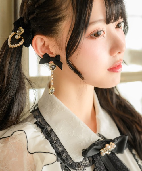 ROJITA(ロジータ)の「ゆらゆらパールリボンイヤリング(イヤリング・レディース・ピンク/ブラック・FREE)」の9枚目の写真