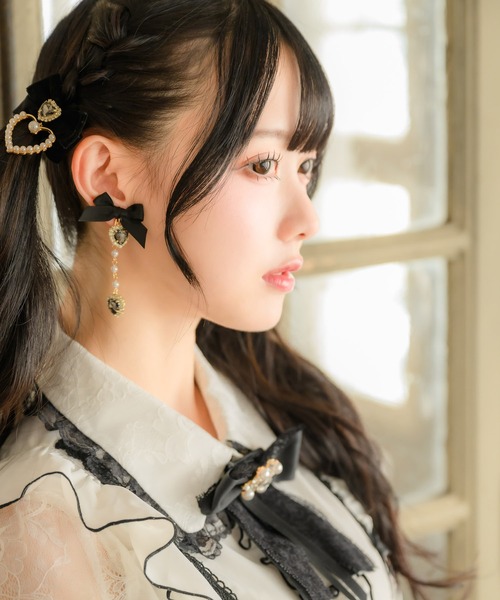 ROJITA(ロジータ)の「ゆらゆらパールリボンイヤリング(イヤリング・レディース・ピンク/ブラック・FREE)」の4枚目の写真