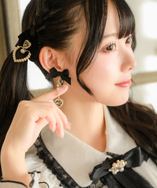 ROJITA(ロジータ)の「ゆらゆらパールリボンイヤリング(イヤリング・レディース・ピンク/ブラック・FREE)」の5枚目の写真