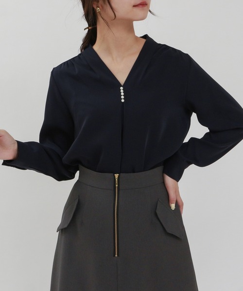 TRUDEA(トルディア)の「マルチファンクション Vネックパールブラウス(シャツ/ブラウス・レディース・ホワイト/ネイビー/グレイッシュベージュ/ピンクベージュ・SMALL/MEDIUM/LARGE)」の2枚目の写真