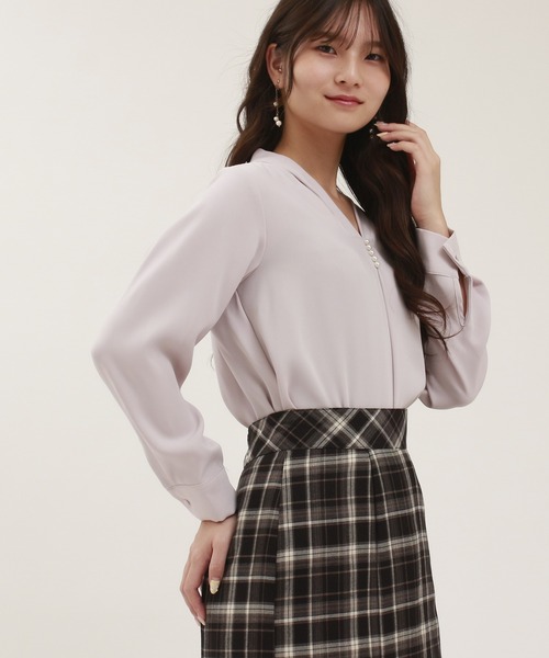 TRUDEA(トルディア)の「マルチファンクション Vネックパールブラウス(シャツ/ブラウス・レディース・ホワイト/ネイビー/グレイッシュベージュ/ピンクベージュ・SMALL/MEDIUM/LARGE)」の4枚目の写真