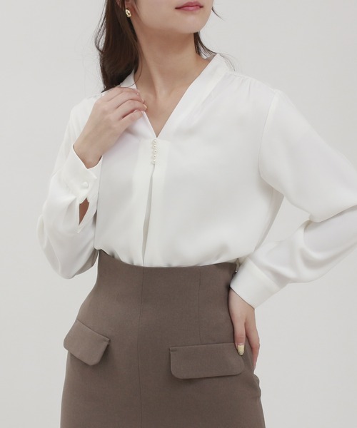 TRUDEA(トルディア)の「マルチファンクション Vネックパールブラウス(シャツ/ブラウス・レディース・ホワイト/ネイビー/グレイッシュベージュ/ピンクベージュ・SMALL/MEDIUM/LARGE)」の1枚目の写真