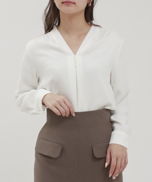 TRUDEA(トルディア)の「マルチファンクション Vネックパールブラウス(シャツ/ブラウス・レディース・ホワイト/ネイビー/グレイッシュベージュ/ピンクベージュ・SMALL/MEDIUM/LARGE)」の5枚目の写真