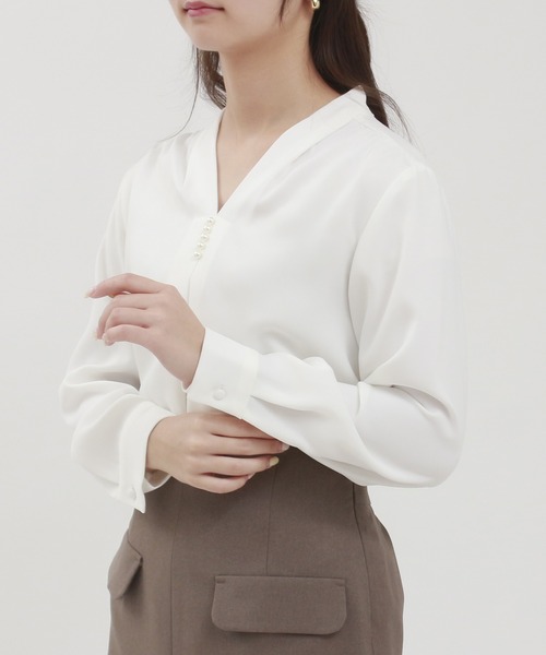 TRUDEA(トルディア)の「マルチファンクション Vネックパールブラウス(シャツ/ブラウス・レディース・ホワイト/ネイビー/グレイッシュベージュ/ピンクベージュ・SMALL/MEDIUM/LARGE)」の8枚目の写真