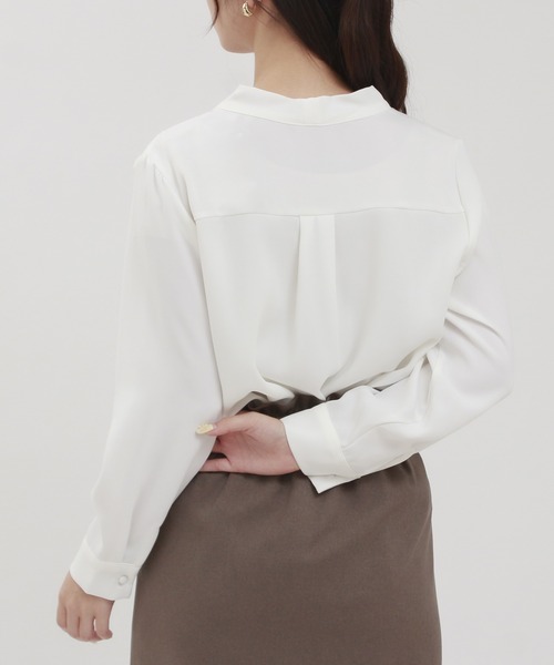 TRUDEA(トルディア)の「マルチファンクション Vネックパールブラウス(シャツ/ブラウス・レディース・ホワイト/ネイビー/グレイッシュベージュ/ピンクベージュ・SMALL/MEDIUM/LARGE)」の7枚目の写真