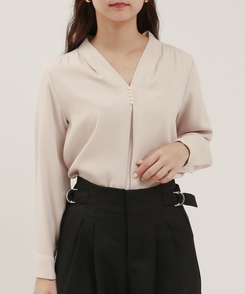 TRUDEA(トルディア)の「マルチファンクション Vネックパールブラウス(シャツ/ブラウス・レディース・ホワイト/ネイビー/グレイッシュベージュ/ピンクベージュ・SMALL/MEDIUM/LARGE)」の11枚目の写真