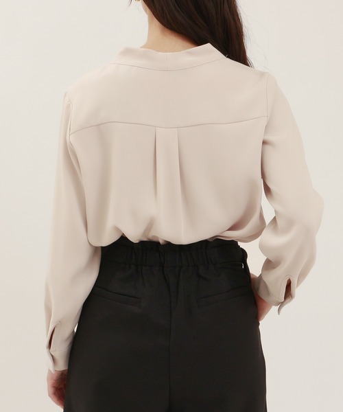 TRUDEA(トルディア)の「マルチファンクション Vネックパールブラウス(シャツ/ブラウス・レディース・ホワイト/ネイビー/グレイッシュベージュ/ピンクベージュ・SMALL/MEDIUM/LARGE)」の13枚目の写真