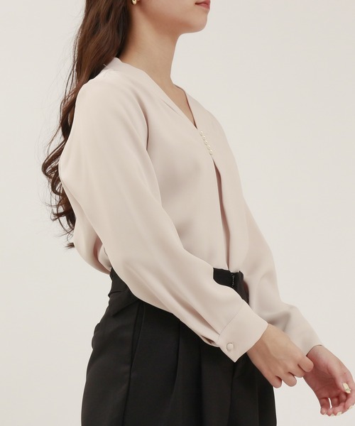 TRUDEA(トルディア)の「マルチファンクション Vネックパールブラウス(シャツ/ブラウス・レディース・ホワイト/ネイビー/グレイッシュベージュ/ピンクベージュ・SMALL/MEDIUM/LARGE)」の12枚目の写真