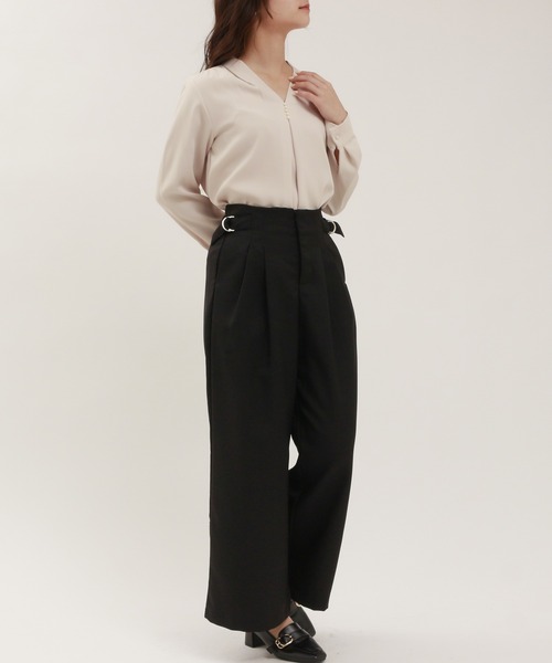 TRUDEA(トルディア)の「マルチファンクション Vネックパールブラウス(シャツ/ブラウス・レディース・ホワイト/ネイビー/グレイッシュベージュ/ピンクベージュ・SMALL/MEDIUM/LARGE)」の15枚目の写真