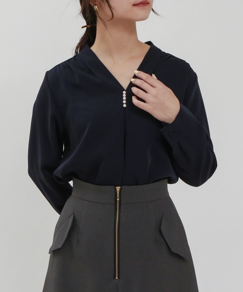 TRUDEA(トルディア)の「マルチファンクション Vネックパールブラウス(シャツ/ブラウス・レディース・ホワイト/ネイビー/グレイッシュベージュ/ピンクベージュ・SMALL/MEDIUM/LARGE)」の16枚目の写真