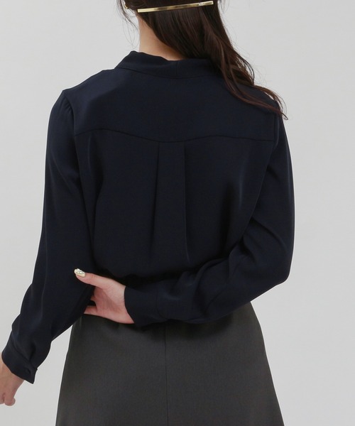 TRUDEA(トルディア)の「マルチファンクション Vネックパールブラウス(シャツ/ブラウス・レディース・ホワイト/ネイビー/グレイッシュベージュ/ピンクベージュ・SMALL/MEDIUM/LARGE)」の19枚目の写真