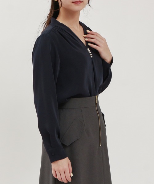 TRUDEA(トルディア)の「マルチファンクション Vネックパールブラウス(シャツ/ブラウス・レディース・ホワイト/ネイビー/グレイッシュベージュ/ピンクベージュ・SMALL/MEDIUM/LARGE)」の18枚目の写真