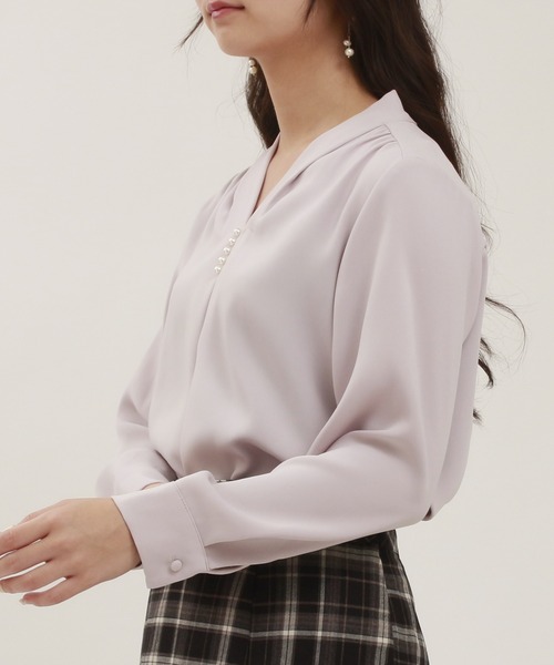 TRUDEA(トルディア)の「マルチファンクション Vネックパールブラウス(シャツ/ブラウス・レディース・ホワイト/ネイビー/グレイッシュベージュ/ピンクベージュ・SMALL/MEDIUM/LARGE)」の22枚目の写真