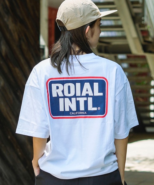 roial(ロイアル)の「DESIGN TEE/ROIAL(ロイアル)ワンポイントブランドロゴ半袖Tシャツ(Tシャツ/カットソー・レディース・ホワイト/カーキ・LARGE/MEDIUM)」の2枚目の写真