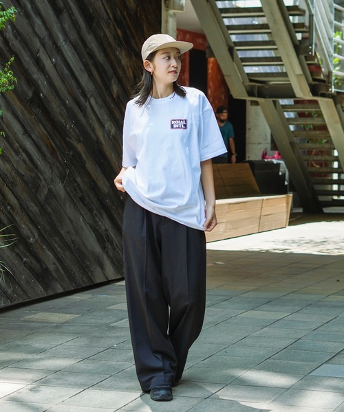 roial(ロイアル)の「DESIGN TEE/ROIAL(ロイアル)ワンポイントブランドロゴ半袖Tシャツ(Tシャツ/カットソー・レディース・ホワイト/カーキ・LARGE/MEDIUM)」の7枚目の写真