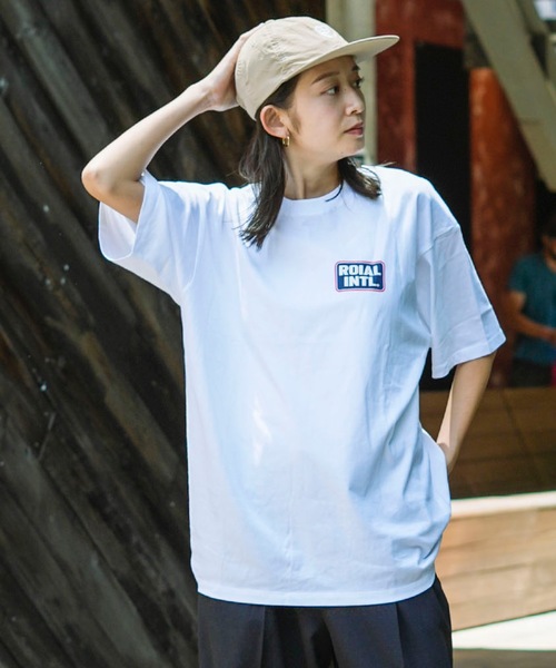 roial(ロイアル)の「DESIGN TEE/ROIAL(ロイアル)ワンポイントブランドロゴ半袖Tシャツ(Tシャツ/カットソー・レディース・ホワイト/カーキ・LARGE/MEDIUM)」の3枚目の写真