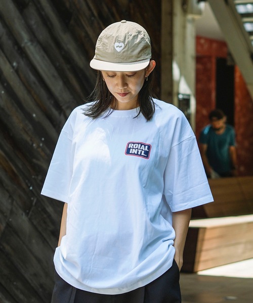 roial(ロイアル)の「DESIGN TEE/ROIAL(ロイアル)ワンポイントブランドロゴ半袖Tシャツ(Tシャツ/カットソー・レディース・ホワイト/カーキ・LARGE/MEDIUM)」の8枚目の写真