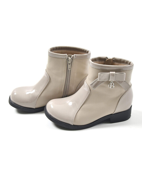 BeBe（ベベ）の「エナメル切り替えリボンモチーフショートブーツ (16~21cm)（ブーツ・キッズ・ベージュ/ブラック・18.0cm/19.0cm/20.0cm/21.0cm/16.0cm/17.0cm）」の4枚目の写真