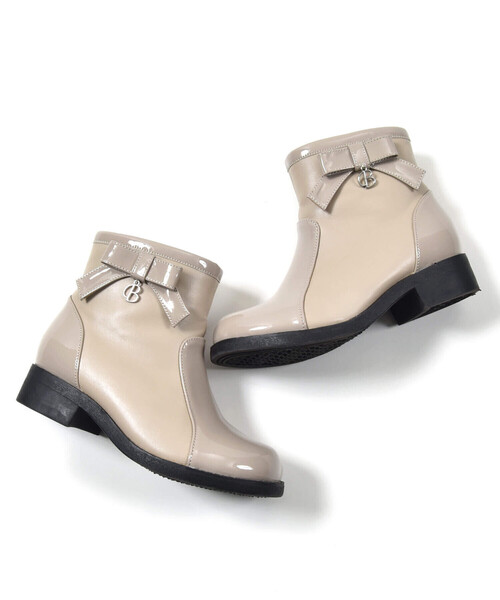 BeBe（ベベ）の「エナメル切り替えリボンモチーフショートブーツ (16~21cm)（ブーツ・キッズ・ベージュ/ブラック・18.0cm/19.0cm/20.0cm/21.0cm/16.0cm/17.0cm）」の5枚目の写真