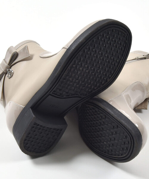 BeBe（ベベ）の「エナメル切り替えリボンモチーフショートブーツ (16~21cm)（ブーツ・キッズ・ベージュ/ブラック・18.0cm/19.0cm/20.0cm/21.0cm/16.0cm/17.0cm）」の6枚目の写真