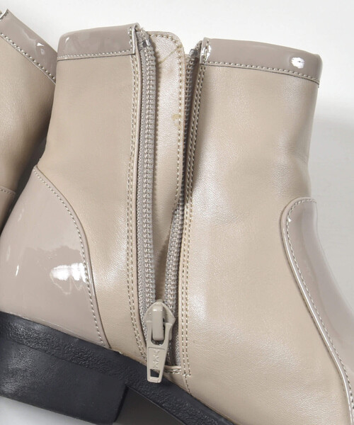 BeBe（ベベ）の「エナメル切り替えリボンモチーフショートブーツ (16~21cm)（ブーツ・キッズ・ベージュ/ブラック・18.0cm/19.0cm/20.0cm/21.0cm/16.0cm/17.0cm）」の7枚目の写真