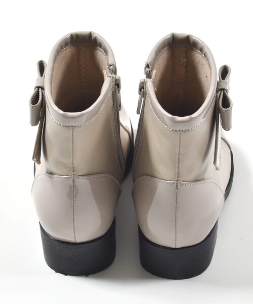 BeBe（ベベ）の「エナメル切り替えリボンモチーフショートブーツ (16~21cm)（ブーツ・キッズ・ベージュ/ブラック・18.0cm/19.0cm/20.0cm/21.0cm/16.0cm/17.0cm）」の8枚目の写真