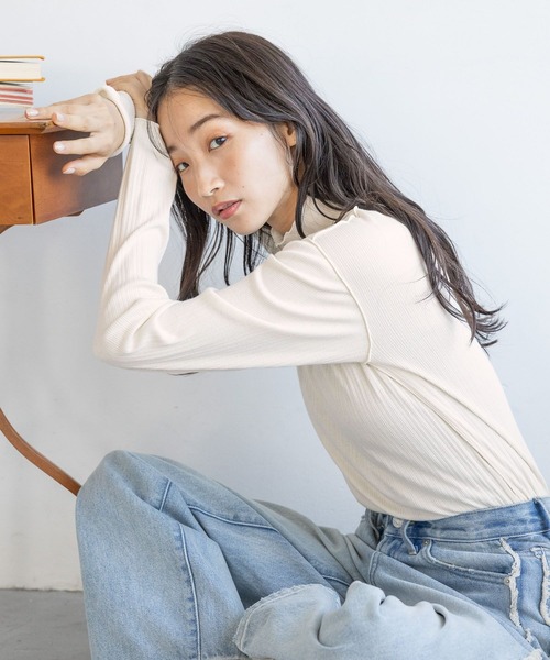 LOWRYS FARM（ローリーズファーム）の「リブメロータートル　250173（Tシャツ/カットソー・レディース・ブラック/アイボリー/ホワイト×ブラック・FREE）」の4枚目の写真