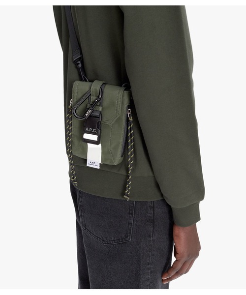 A.P.C.(アーペーセー)の「CROSSBODY POUCH TREK(ボディバッグ/ウエストポーチ・メンズ・ブラック/カーキ・ONESIZE)」の9枚目の写真