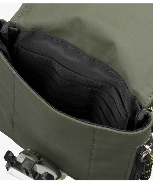 A.P.C.(アーペーセー)の「CROSSBODY POUCH TREK(ボディバッグ/ウエストポーチ・メンズ・ブラック/カーキ・ONESIZE)」の12枚目の写真