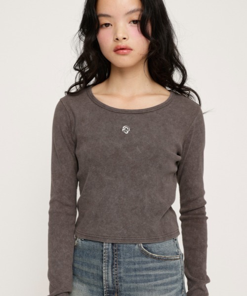 SLY（スライ）の「AGING COMPACT TOPS エージング コンパクト トップス 春服（Tシャツ/カットソー・レディース・ブラウン/ピンク/ネイビー/ブラック・FREE）」の2枚目の写真