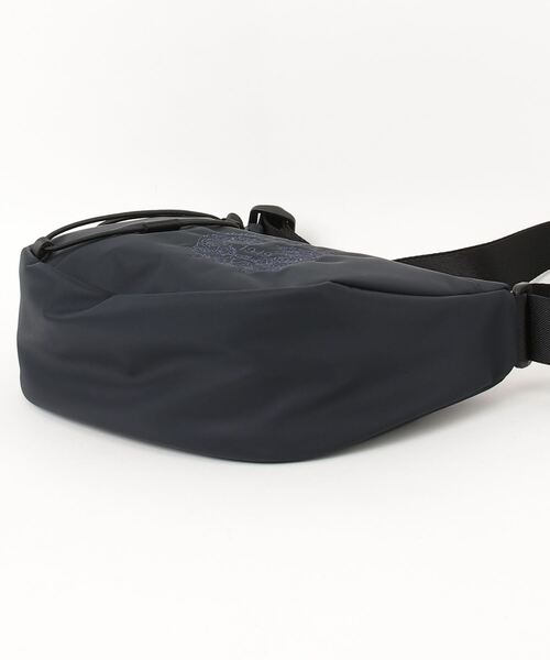 Onitsuka Tiger（オニツカタイガー）の「SMALL MESSENGER BAG / スモールメッセンジャーバッグ（ショルダーバッグ・レディース・ブラック/ネイビー系/ベージュ・OS）」の17枚目の写真