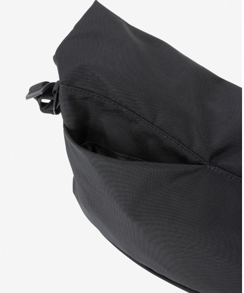 THE NORTH FACE（ザノースフェイス）の「THE NORTH FACE (ザ・ノース・フェイス）Pyrenees Shoulder L NM82508 ピレネーショルダーL（ショルダーバッグ・メンズ・ブラック・F）」の4枚目の写真