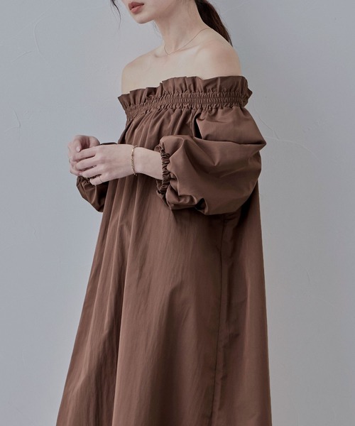 etoll.（エトル）の「タフタボリュームオフショルワンピース（ワンピース・レディース・ブラウン/アイボリー/ブラック・M）」の21枚目の写真