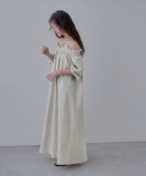 etoll.（エトル）の「タフタボリュームオフショルワンピース（ワンピース・レディース・ブラウン/アイボリー/ブラック・M）」の7枚目の写真