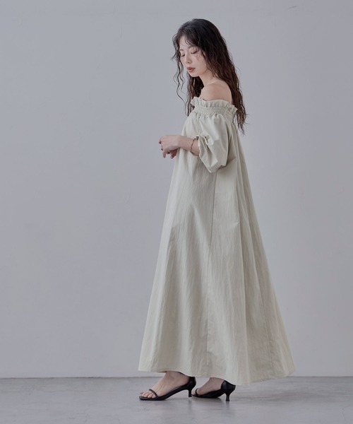 etoll.（エトル）の「タフタボリュームオフショルワンピース（ワンピース・レディース・ブラウン/アイボリー/ブラック・M）」の10枚目の写真