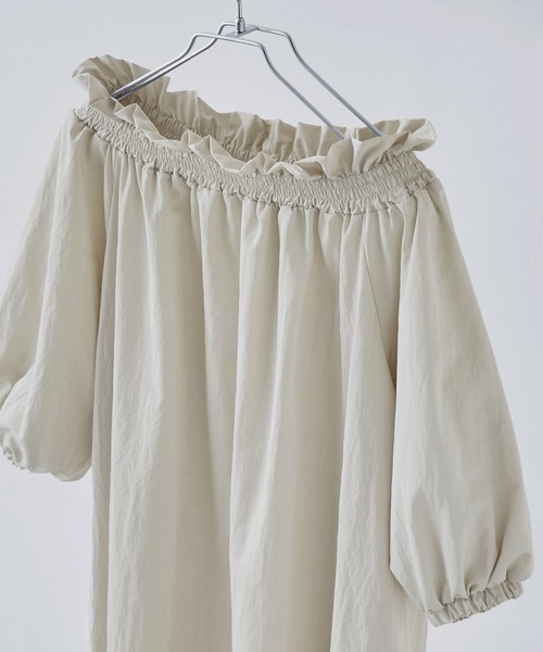 etoll.（エトル）の「タフタボリュームオフショルワンピース（ワンピース・レディース・ブラウン/アイボリー/ブラック・M）」の14枚目の写真