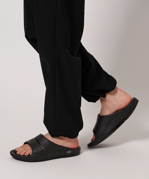 OOFOS(ウーフォス)の「<OOFOS> OOahh/リカバリーサンダル(サンダル・メンズ・ブラック・8/10/9/7)」の13枚目の写真