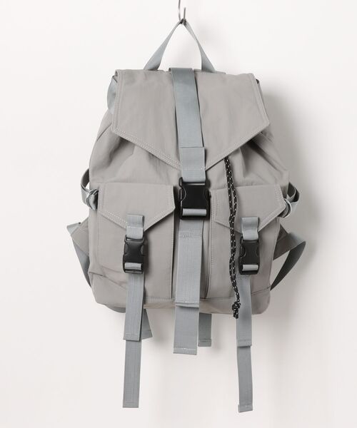 SPINNS(スピンズ)の「ナイロンミニバッグパック/フラップデザイン(バックパック/リュック・メンズ・ブラック/グレー・ONESIZE)」の1枚目の写真