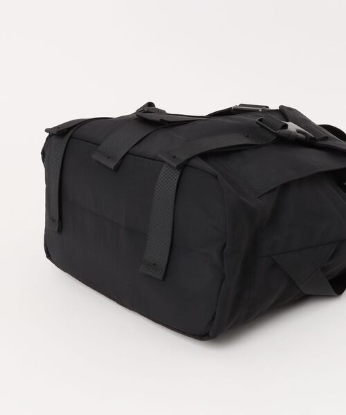 SPINNS(スピンズ)の「ナイロンミニバッグパック/フラップデザイン(バックパック/リュック・メンズ・ブラック/グレー・ONESIZE)」の3枚目の写真