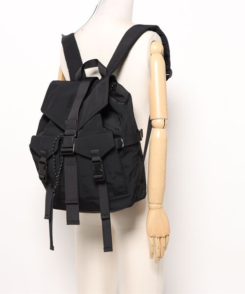 SPINNS(スピンズ)の「ナイロンミニバッグパック/フラップデザイン(バックパック/リュック・メンズ・ブラック/グレー・ONESIZE)」の5枚目の写真